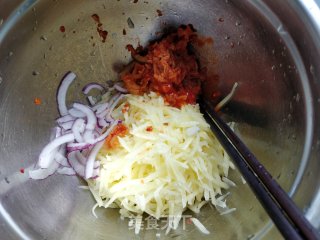 早餐泡菜土豆饼的做法步骤：2