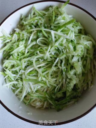 虾仁茭瓜鸡蛋饺的做法步骤：2