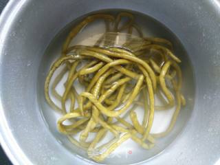 蒜香酸豆角的做法步骤：1