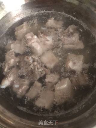 茶树菇排骨汤的做法步骤：2