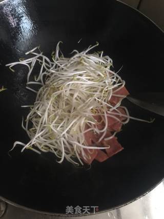 培根炒河粉的做法步骤：4