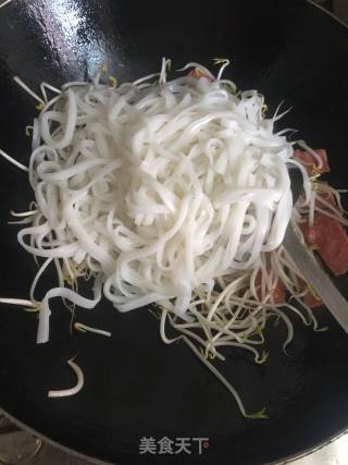培根炒河粉的做法步骤：5