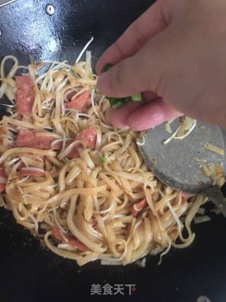 培根炒河粉的做法步骤：8