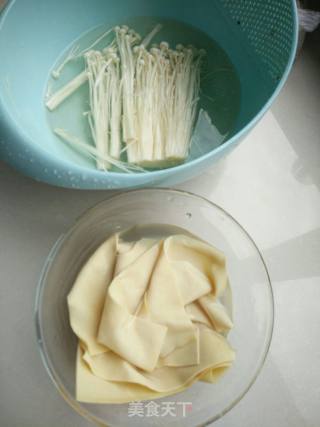 豆皮卷金针菇的做法步骤：1