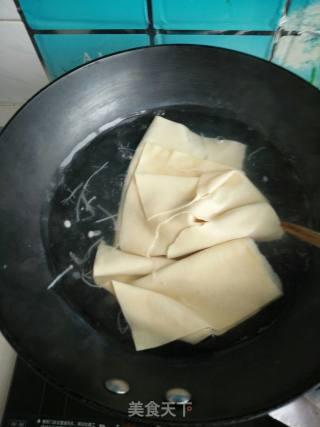豆皮卷金针菇的做法步骤：3