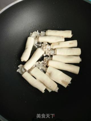 豆皮卷金针菇的做法步骤：6