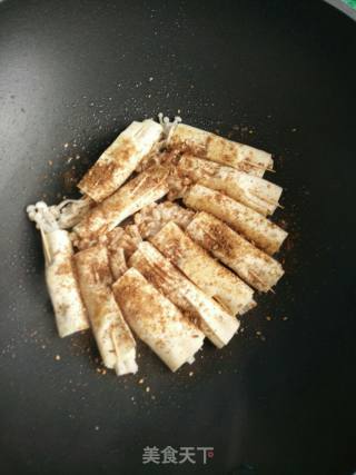 豆皮卷金针菇的做法步骤：7