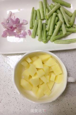 豆角焖土豆的做法步骤：1