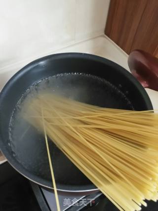 海鲜意面的做法步骤：2