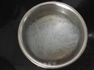蒜蓉粉丝蒸丝瓜的做法步骤：1