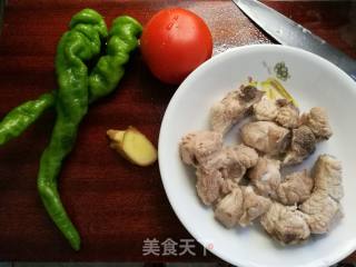 青椒西红柿焖排骨的做法步骤：1