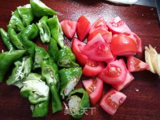 青椒西红柿焖排骨的做法步骤：2
