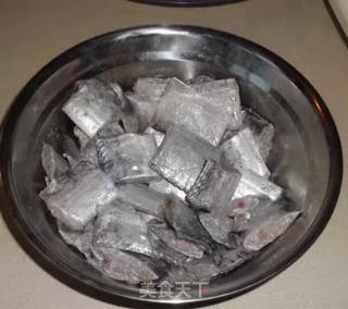 油炸带鱼的做法步骤：1