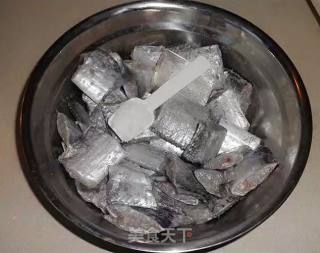 油炸带鱼的做法步骤：2