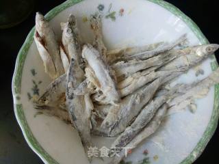炸小参子鱼的做法步骤：3