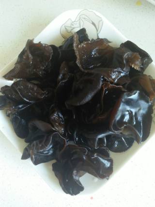 木耳蘸辣根汁的做法步骤：1