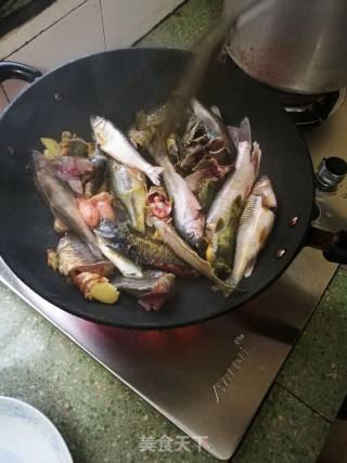 家常黄焖野生河鱼的做法步骤：3