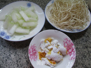 咸鸭蛋冬瓜汤面的做法步骤：1