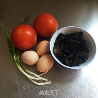 木耳番茄炒蛋的做法步骤：1