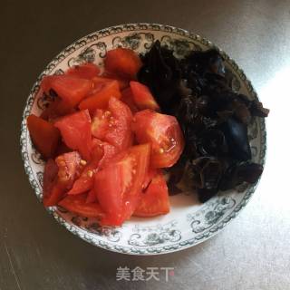 木耳番茄炒蛋的做法步骤：2