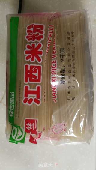海木耳浓汤米粉的做法步骤：3