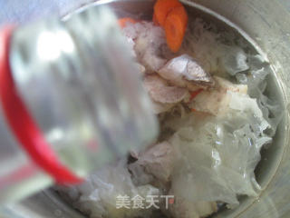 胡萝卜银耳排骨汤的做法步骤：2