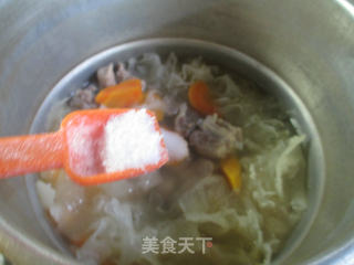 胡萝卜银耳排骨汤的做法步骤：5