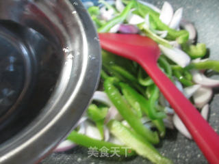 洋葱炒灯椒的做法步骤：5