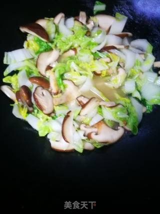 香菇炒黄芽白的做法步骤：4