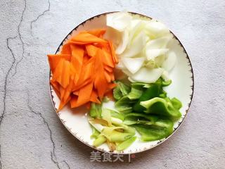 三色小炒肉，高颜值快手菜的做法步骤：3