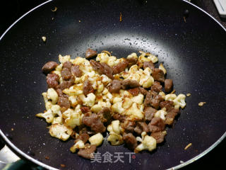 牛肉炒白菜花的做法步骤：6