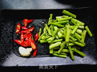芦笋炒鸡蛋的做法步骤：1