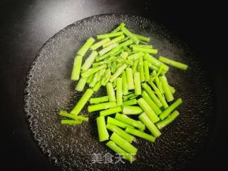 芦笋炒鸡蛋的做法步骤：2