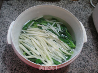 茭白拌鸡毛菜的做法步骤：5