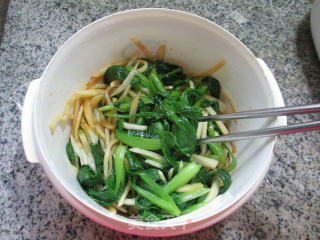 茭白拌鸡毛菜的做法步骤：9