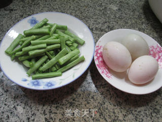 梅豆烧鸭蛋的做法步骤：1
