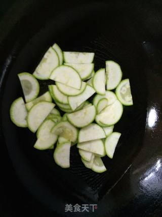 西葫芦炒虾皮鸡蛋的做法步骤：8