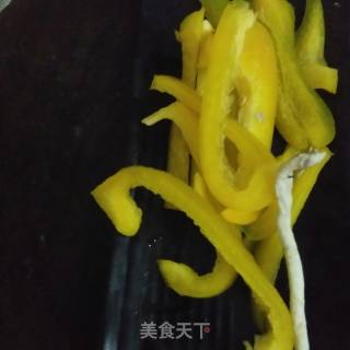 彩椒炒蟹味菇的做法步骤：2
