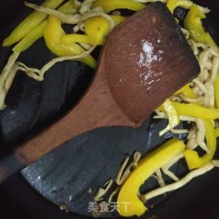 彩椒炒蟹味菇的做法步骤：5