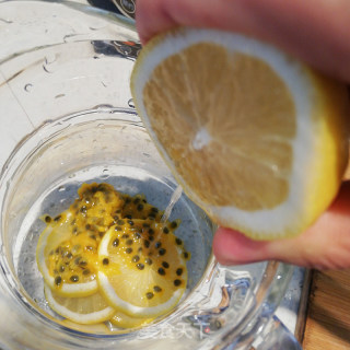 百香果柠檬茶——夏日清爽饮品的做法步骤：4