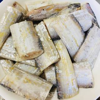 糖醋带鱼的做法步骤：2
