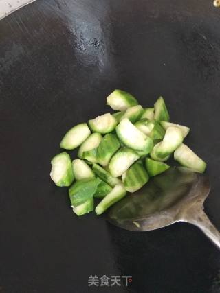 丝瓜炒肉片的做法步骤：1
