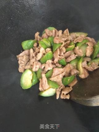 丝瓜炒肉片的做法步骤：3