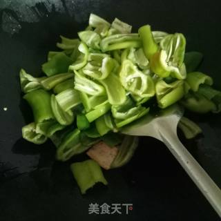 青椒炒肉卷的做法步骤：4