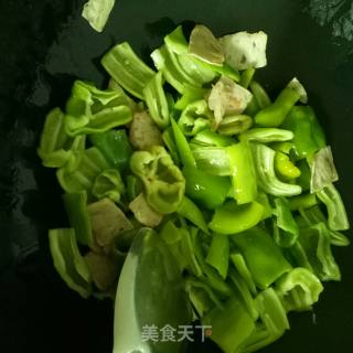 青椒炒肉卷的做法步骤：5