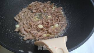 西瓜皮炒肉丝的做法步骤：7