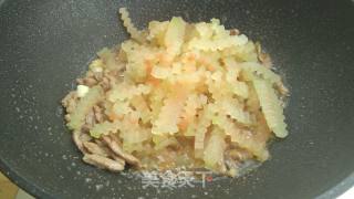 西瓜皮炒肉丝的做法步骤：9