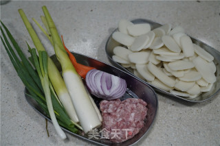 茭白肉末炒年糕的做法步骤：1