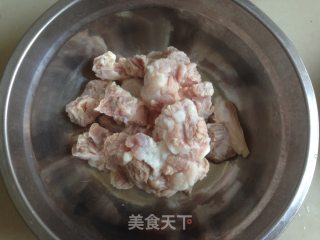 百香果排骨的做法步骤：1
