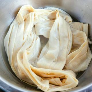 炝拌黄瓜豆皮的做法步骤：2